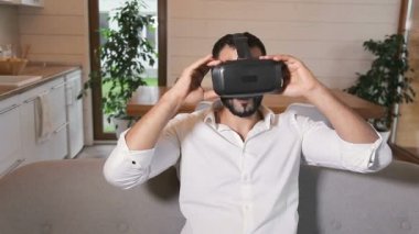 Sanal üzerine adam koyar Helment