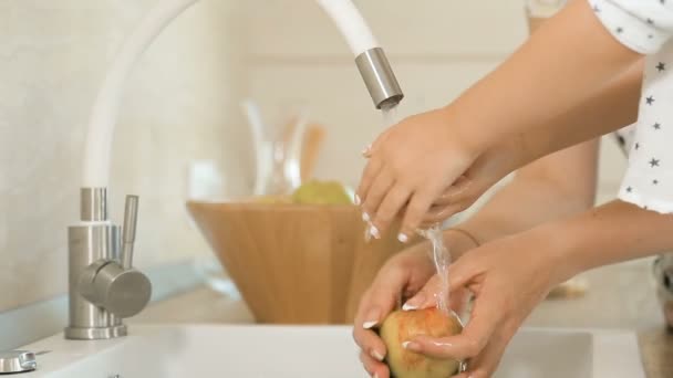 Fille Mère Lavant Les Pommes Dans Évier Gros Plan — Video