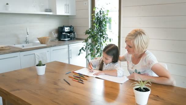 Madre aiuta la figlia a disegnare — Video Stock