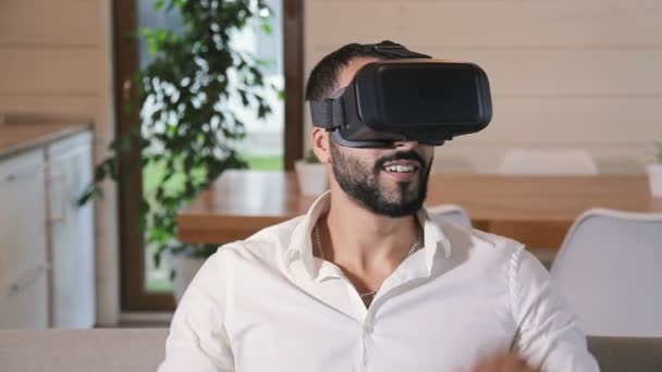 El hombre disfruta del mundo virtual — Vídeos de Stock