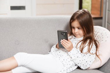 Cep telefonu kullaranarak küçük şirin kız