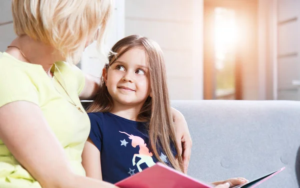 Madre e figlia sedute insieme — Foto Stock