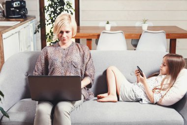 Anne ve kızı araçları kullanma