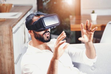 Sanal gerçeklik kullanan çok kültürlü sakallı adam gözlük