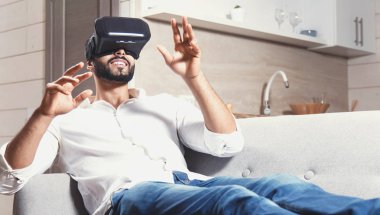 Sanal gerçeklik kullanan çok kültürlü sakallı adam gözlük