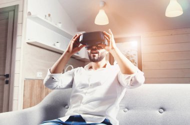 Sanal gerçeklik kullanan çok kültürlü sakallı adam gözlük