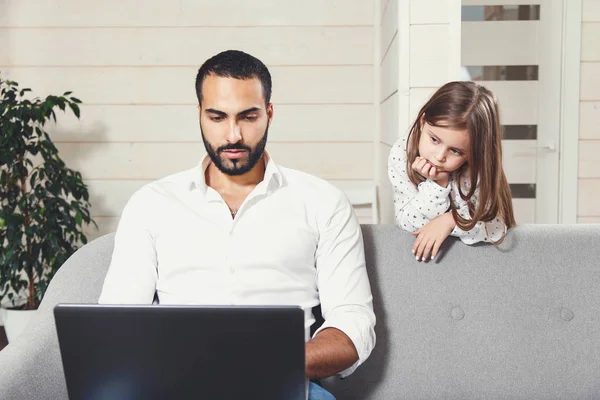 Padre e hija en la sala de estar con ordenador portátil — Foto de Stock