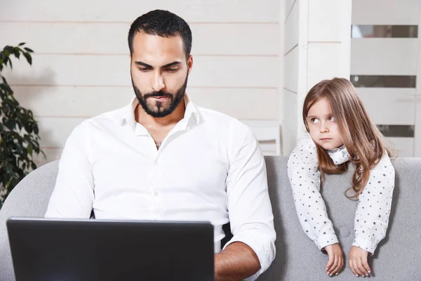 Padre y su hija ofendida en el salón — Foto de Stock