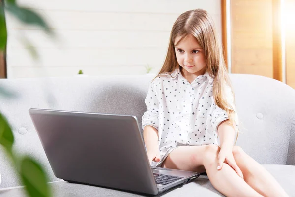 Pretty Little Girl usando el ordenador portátil — Foto de Stock