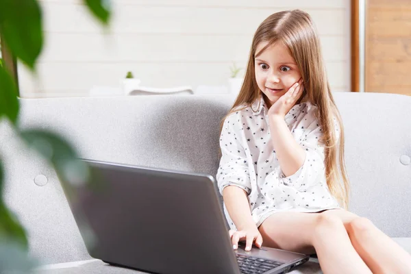 Pretty Little Girl usando el ordenador portátil — Foto de Stock