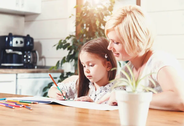 Madre e hija dibujando juntos — Foto de Stock