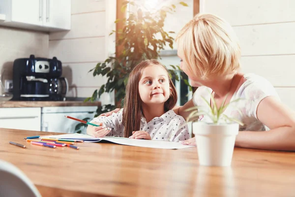 Madre e hija dibujando juntos — Foto de Stock