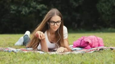 Kız Apple okuma olarak yiyor.