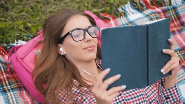 Lány élvez olvasó a szabadban — Stock videók