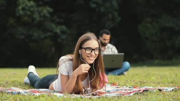 Chica habla por teléfono — Vídeos de Stock