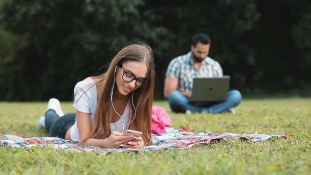 Mensaje de textos de chica — Vídeos de Stock