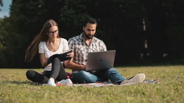 Badanie studentów w parku — Wideo stockowe