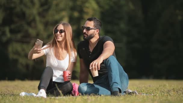 Amigos tomar selfie en parque — Vídeo de stock