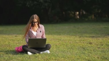 Öğrenci kahve dostum için getiriyor.