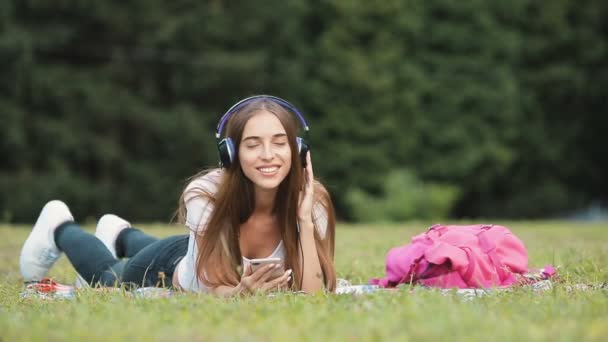 Chica canta en los auriculares — Vídeos de Stock