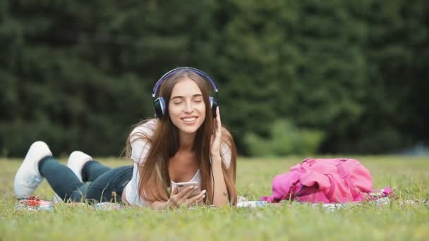 Menina canta em fones de ouvido — Vídeo de Stock