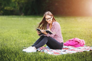 Genç kadın ona kitap okuma