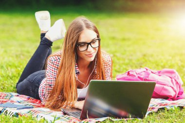 Laptop ile üniversite öğrenci