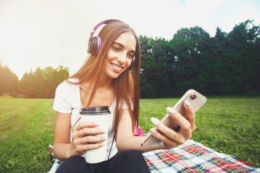 Kahve içme ve müzik dinleme çekici kız