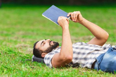 Kitap okuma öğrenci adam sakallı