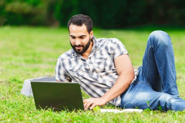 Ödev sakallı öğrenci adam