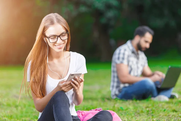 Dwóch studentów studiujących w parku — Zdjęcie stockowe