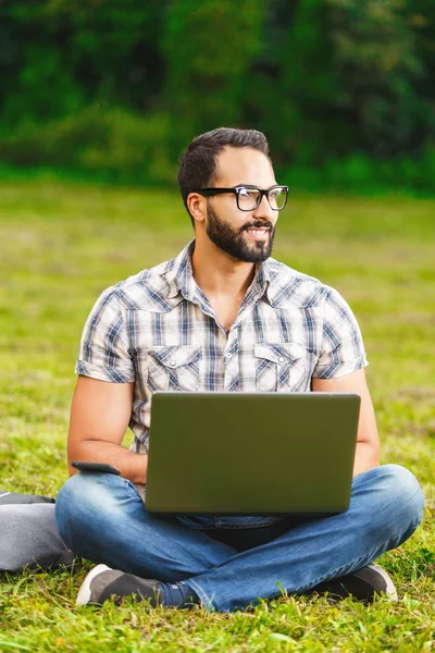 Dizüstü bilgisayarda çalışma bardaklarda sakallı adam