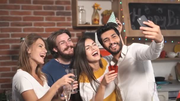 Vidám Meg Részt Selfie Rendezvényen Születésnapi Party Csinos Fiatal Ember — Stock videók