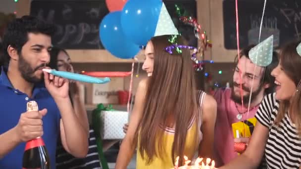 Vrienden feliciteren verjaardag meisje — Stockvideo