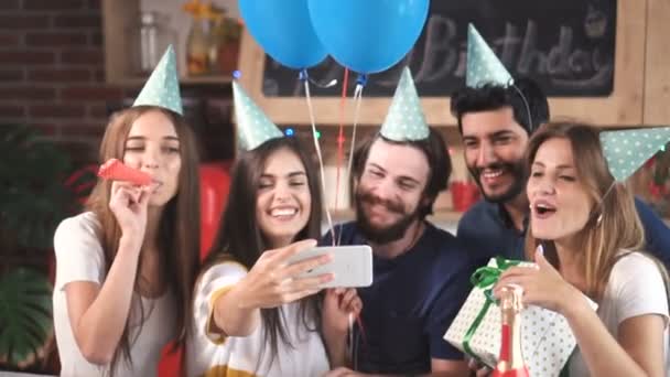 Gli ospiti scattano foto alla festa — Video Stock