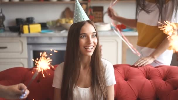 Convidados Traga Sparklers — Vídeo de Stock