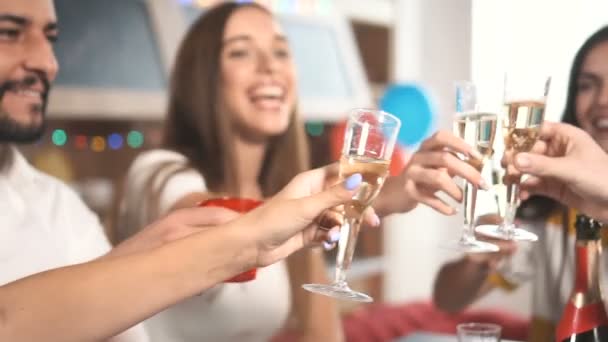 Beber un brindis en la fiesta — Vídeo de stock