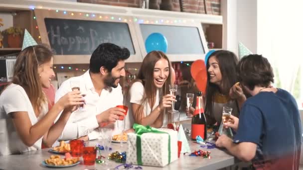 Prietenii râd la petrecere — Videoclip de stoc