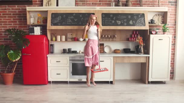 Mujer fregando el piso alegremente — Vídeos de Stock