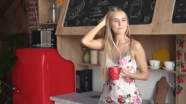 コーヒーを飲みながら女の子の踊り — ストック動画