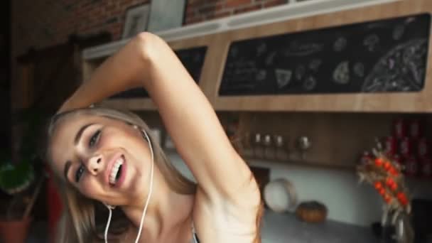 Mujer baila con teléfono — Vídeos de Stock