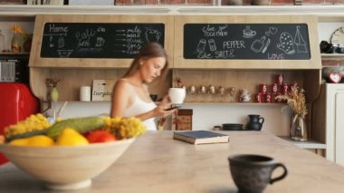 Yürüyüş sırasında kadın metinler