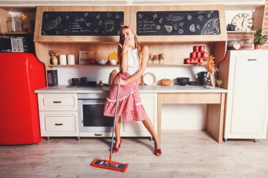 Kadın evde temizlik yaparken eğleniyor