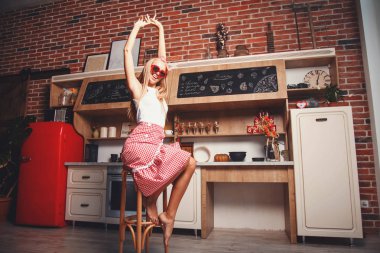 Güzel Houswife mutfak eğleniyor