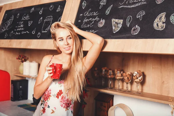 Preciosa chica bebiendo café en la cocina — Foto de Stock