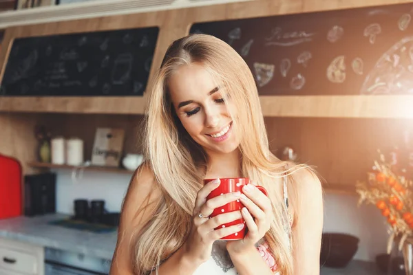 Linda chica bebiendo café en la cocina — Foto de Stock