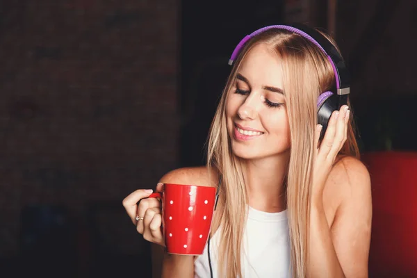 놀라운 여 자가 커피를 마시는 그녀의 좋아하는 노래를 듣고 — 스톡 사진