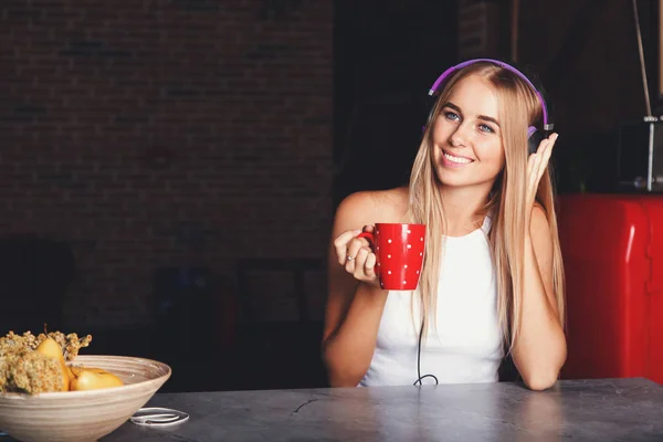 Şaşırtıcı kız kahve içme ve müzik dinlemek — Stok fotoğraf