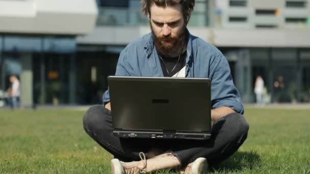Muž typy na Laptop — Stock video