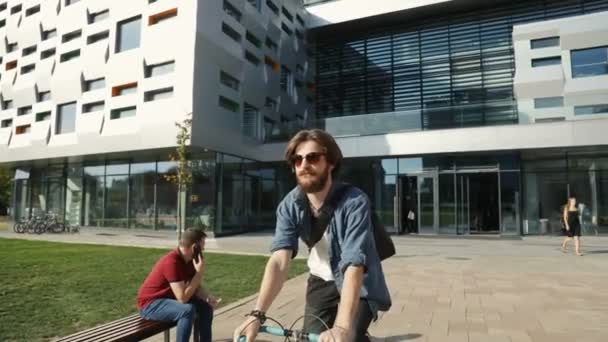Człowiek jeździ rowerem — Wideo stockowe